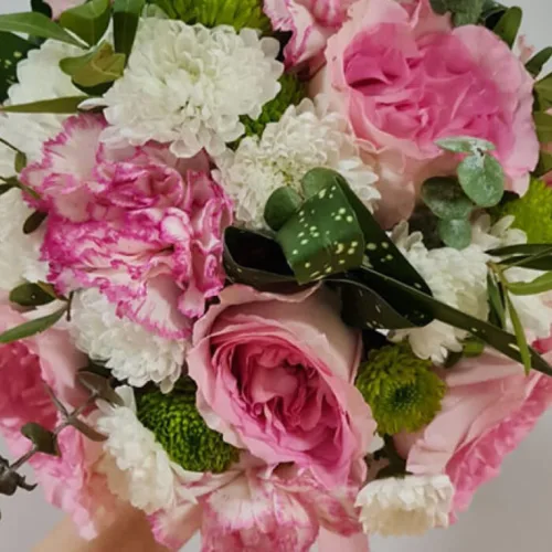 Maigs rozā un balts Florely ziedu pušķis