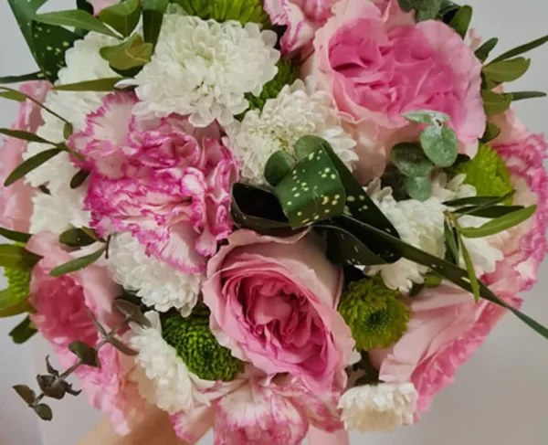 Maigs rozā un balts Florely ziedu pušķis