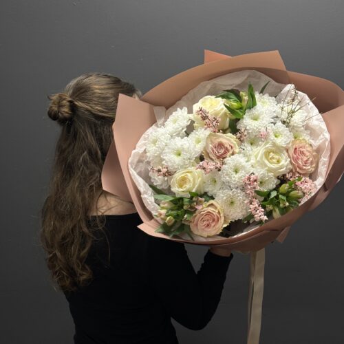 Puski 4 Dūmakainā roze, mūsdienīgs rozā ziedu pušķis